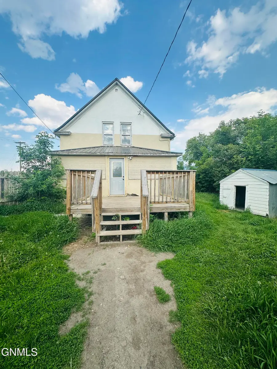 202 8th Avenue Se, Jamestown, ND 58401 - #2