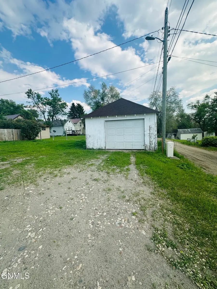202 8th Avenue Se, Jamestown, ND 58401 - #3