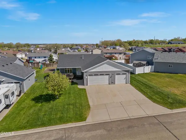 44 Mcginnis Way, Lincoln, ND 58504