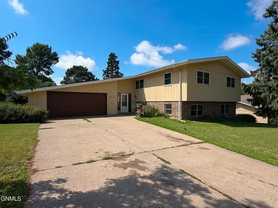 2431 Boulevard Avenue, Bismarck, ND 58501 - #2