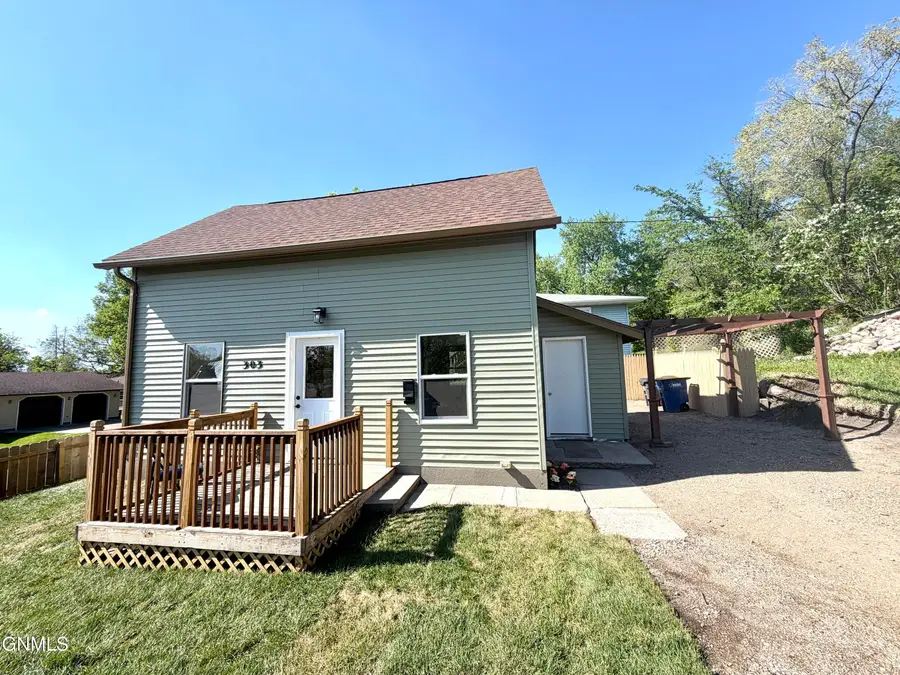 303 8th Street Ne, Jamestown, ND 58401 - #2