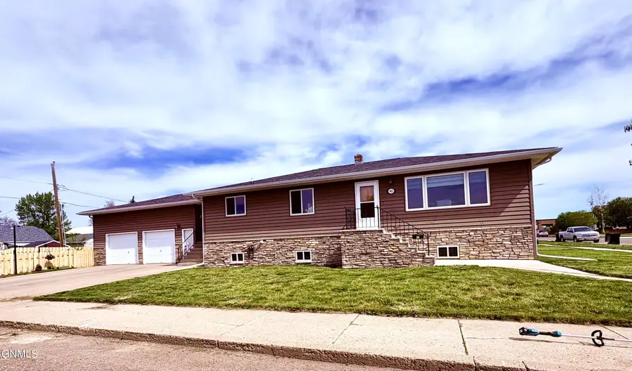 901 4th Avenue W, Williston, ND 58801 - #2