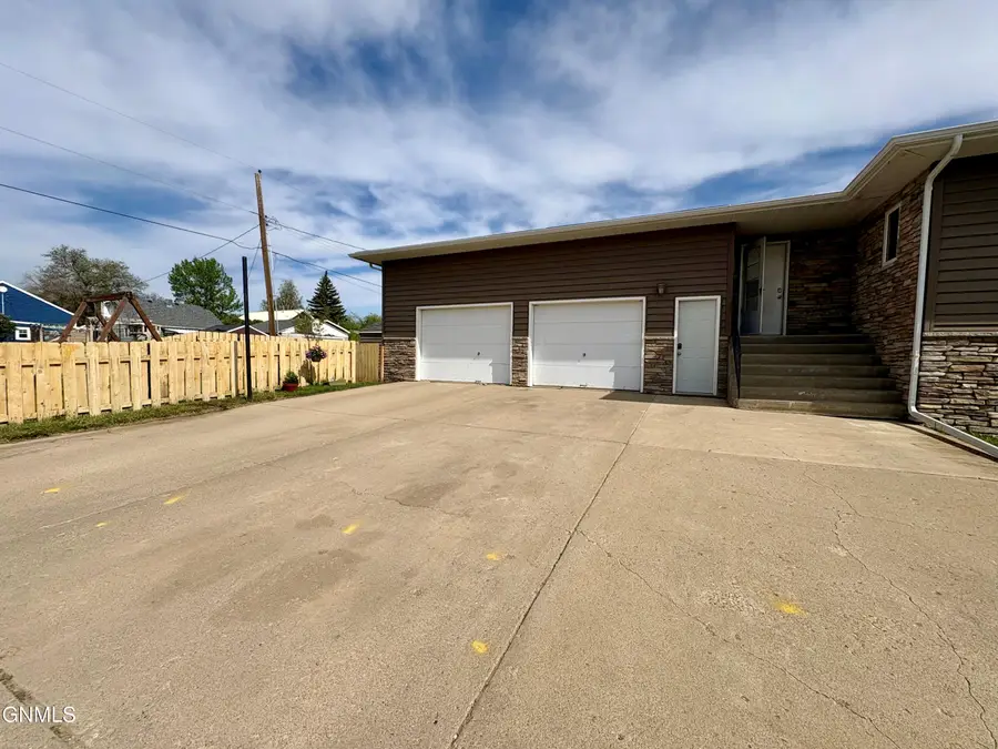 901 4th Avenue W, Williston, ND 58801 - #3