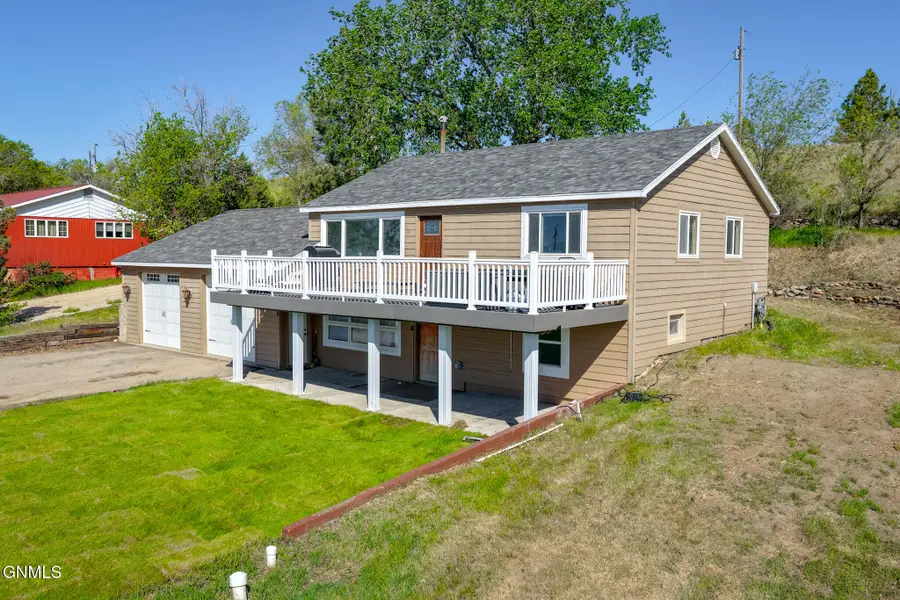 206 32nd Avenue W, Williston, ND 58801 - #2