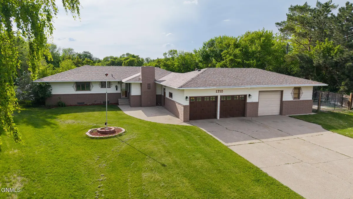1710 Elmwood Place, Jamestown, ND 58401 - #1