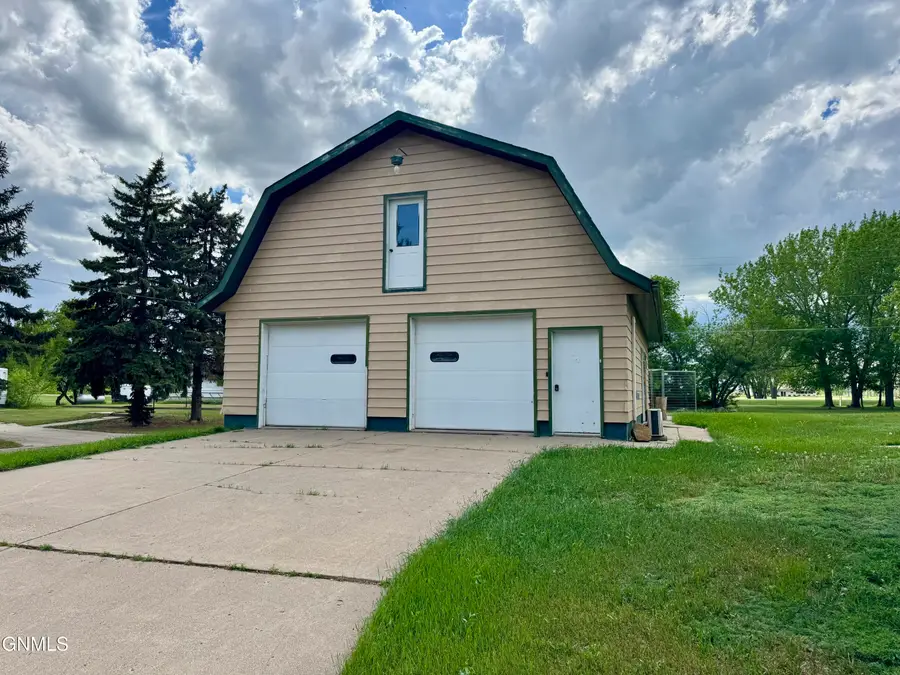417 4th Avenue Sw, Beulah, ND 58523 - #3