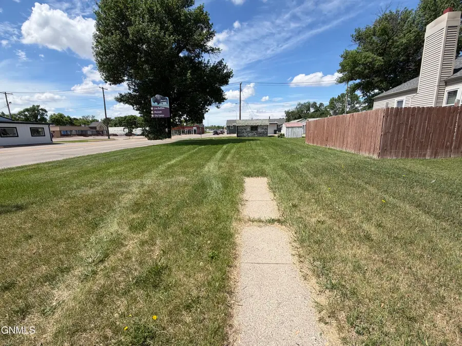 924 3rd Avenue Se, Jamestown, ND 58401 - #2