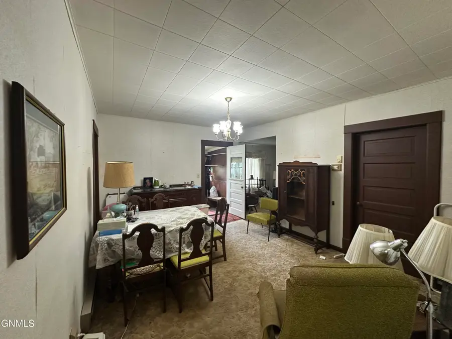 306 7th Avenue N, Edgeley, ND 58433 - #2