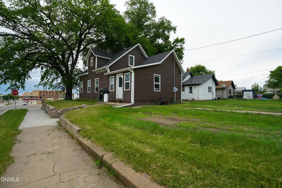 323 9th Street, Bismarck, ND 58504 - #2
