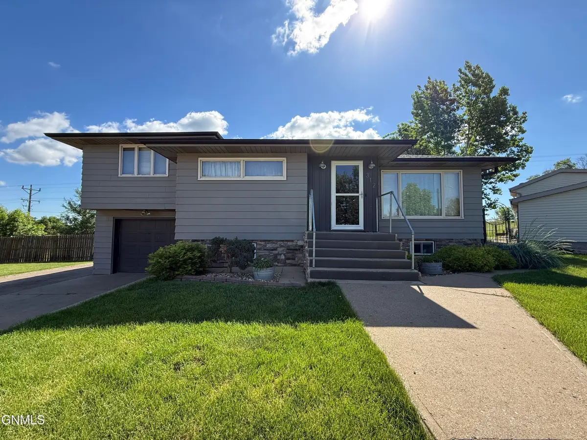 312 E St S, Glen Ullin, ND 58631 - #1