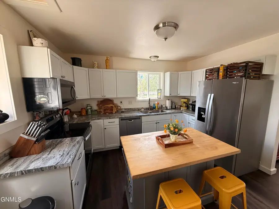 201 6th Street Ne, Watford City, ND 58854 - #2