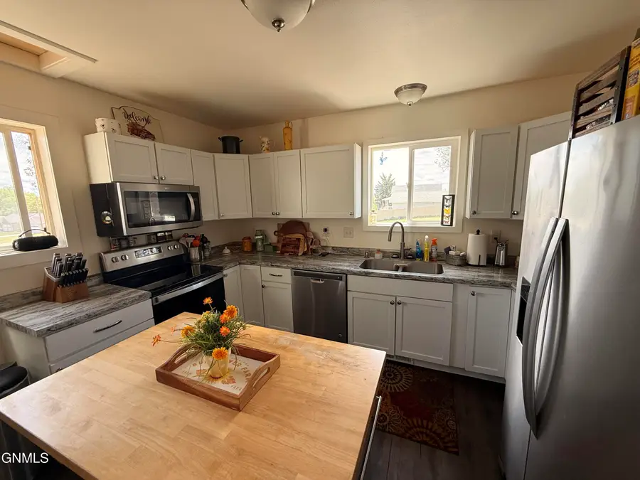 201 6th Street Ne, Watford City, ND 58854 - #3