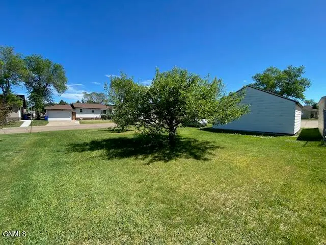 317 3rd Avenue Nw, Beulah, ND 58523 - #3