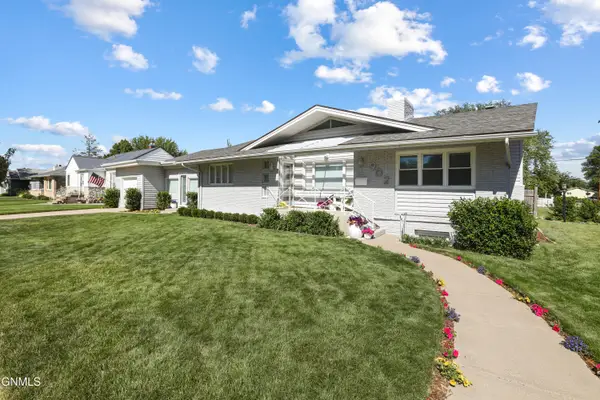 902 4th Avenue E, Williston, ND 58801