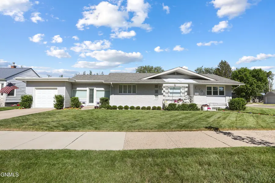 902 4th Avenue E, Williston, ND 58801 - #2
