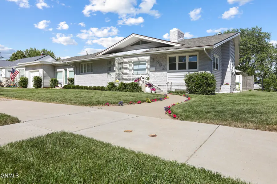 902 4th Avenue E, Williston, ND 58801 - #3