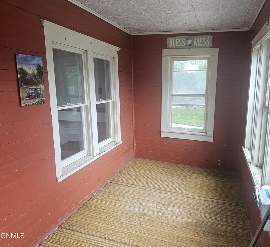 405 5th Avenue Nw, Jamestown, ND 58401 - #2