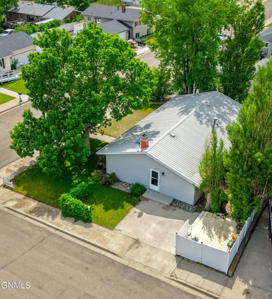 807 20th Street E, Williston, ND 58801 - #3