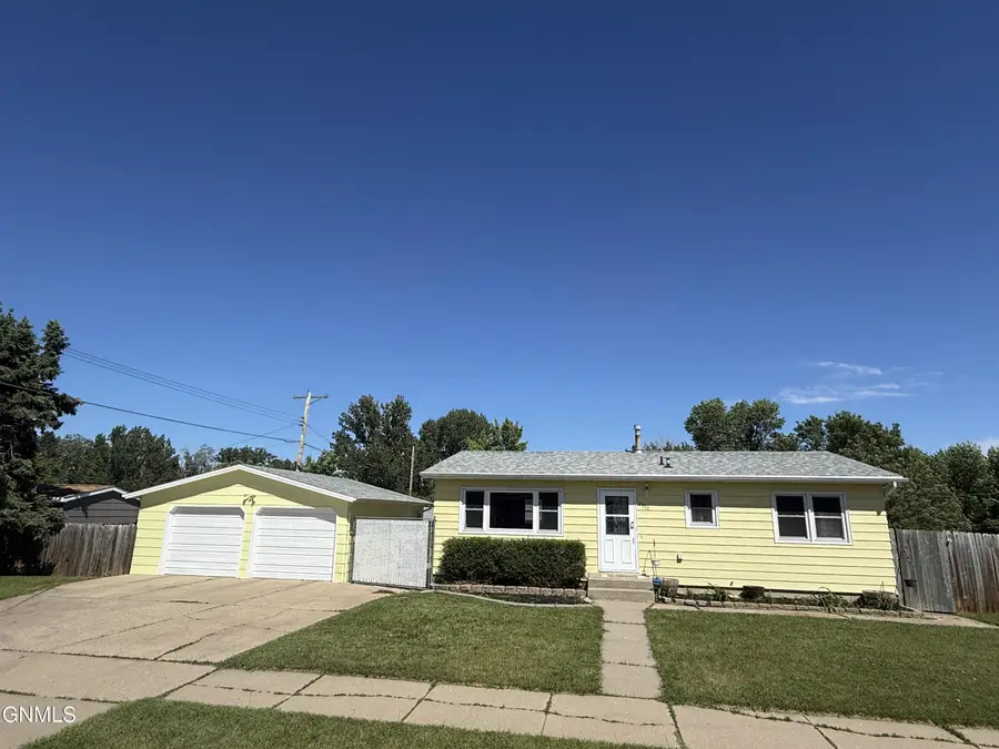 2300 8th Street Nw, Minot, ND 58703 - #2