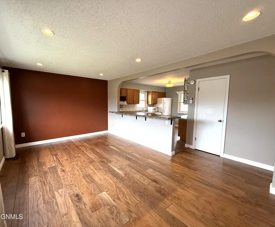 2300 8th Street Nw, Minot, ND 58703 - #3