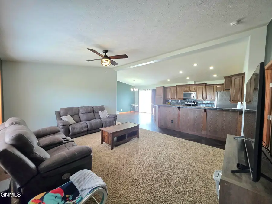 3232 125th Y Avenue Nw, Watford City, ND 58854 - #2