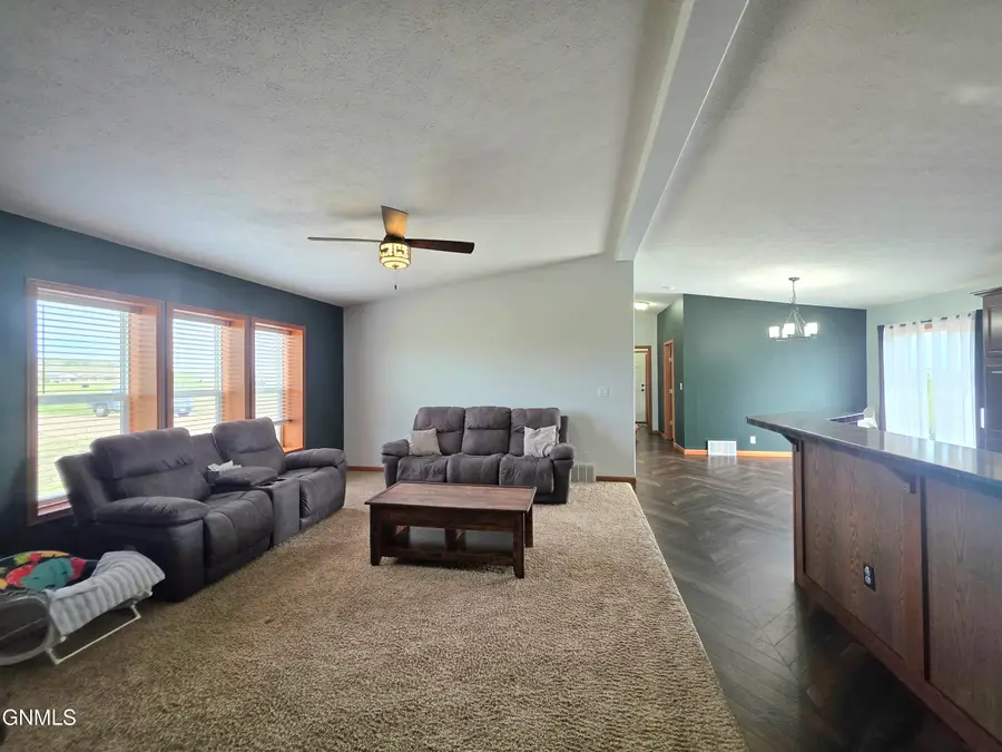 3232 125th Y Avenue Nw, Watford City, ND 58854 - #3