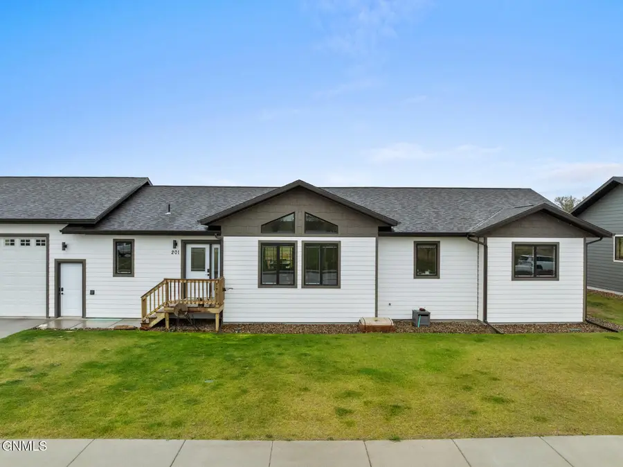 201 11th Avenue Nw, Watford City, ND 58854 - #3