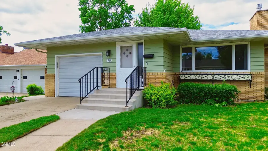 911 3rd Avenue E, Williston, ND 58801 - #3