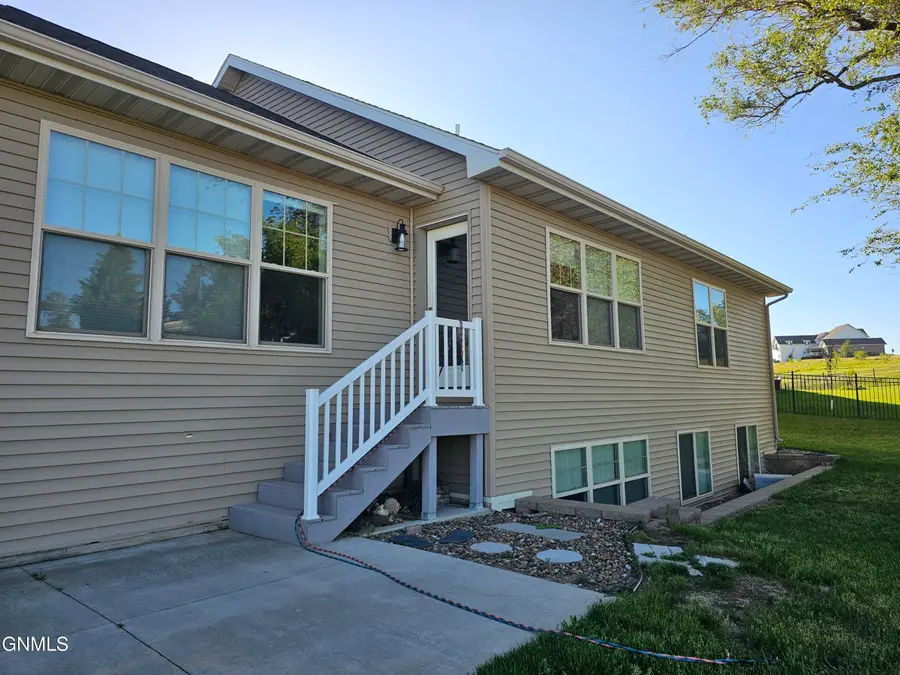 2222 5th Avenue Ne, Watford City, ND 58854 - #3