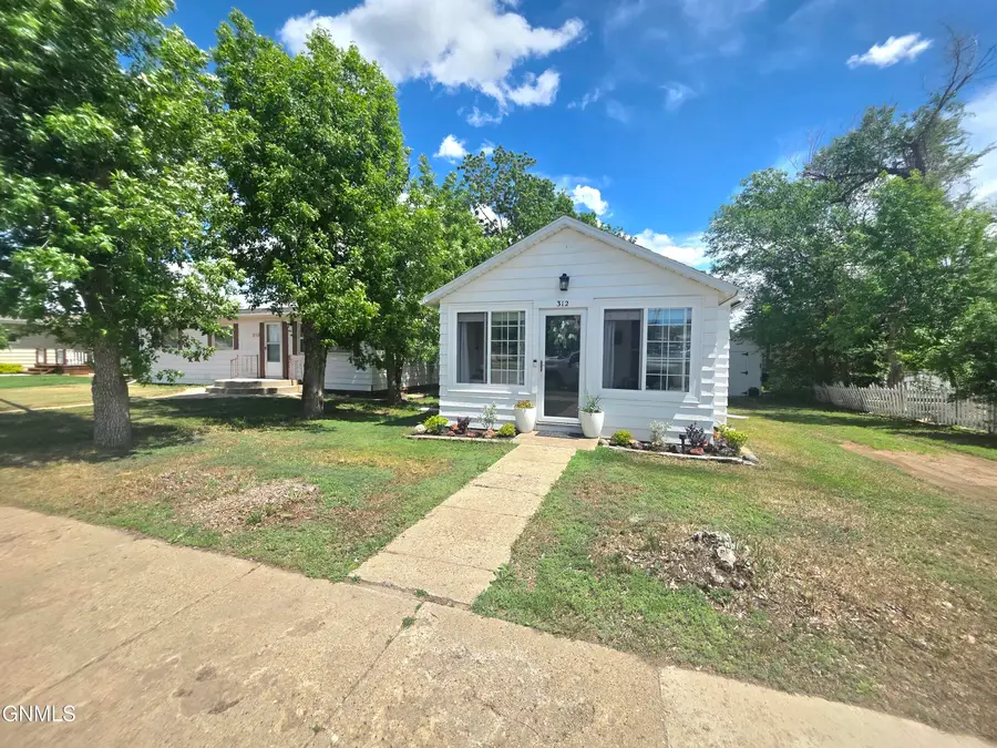 312 2nd Street Ne, Watford City, ND 58854 - #2