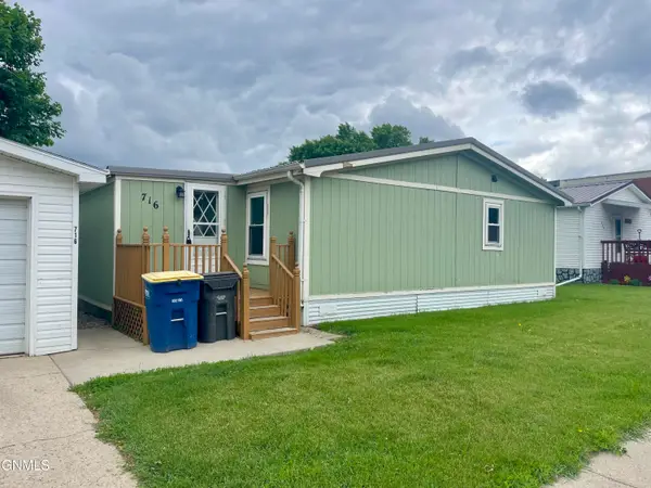 716 Holiday Park, Jamestown, ND 58401