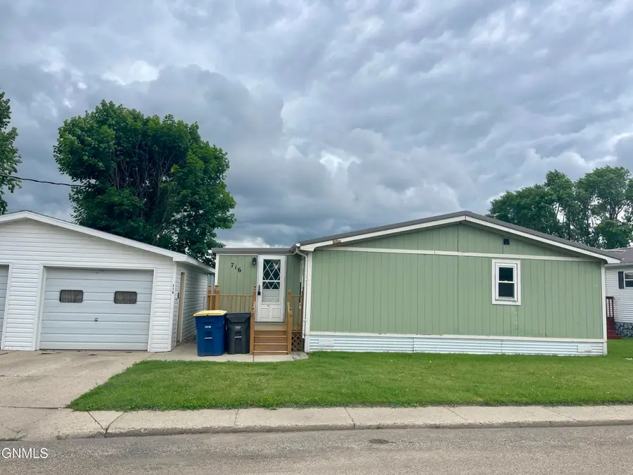 716 Holiday Park, Jamestown, ND 58401 - #2