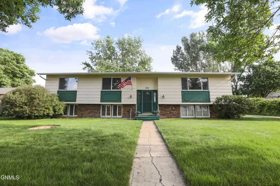 312 18th Street E, Williston, ND 58801 - #2