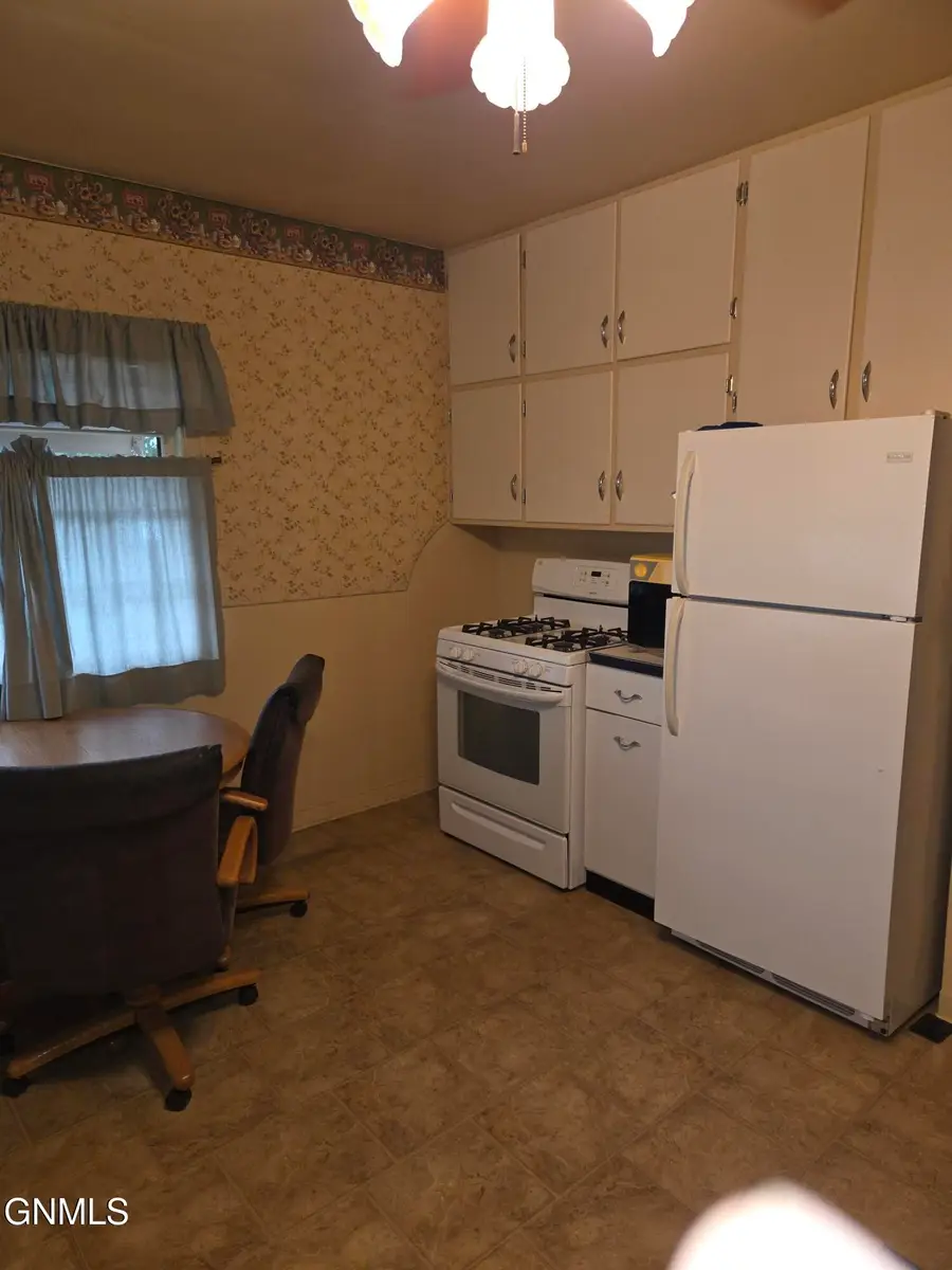 110 Elm Avenue W, Glen Ullin, ND 58631 - #3
