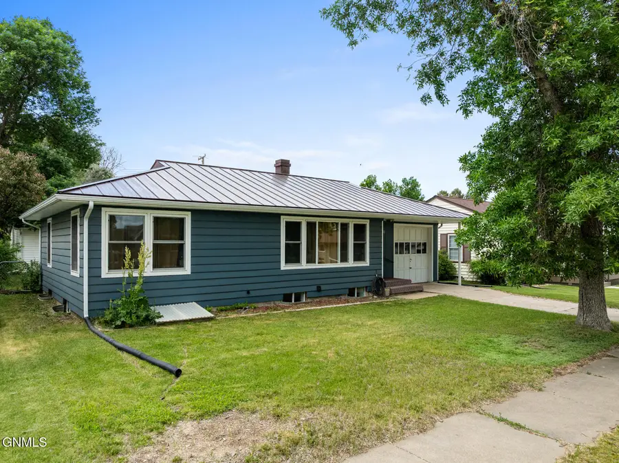 213 7th Street Ne, Watford City, ND 58854 - #2