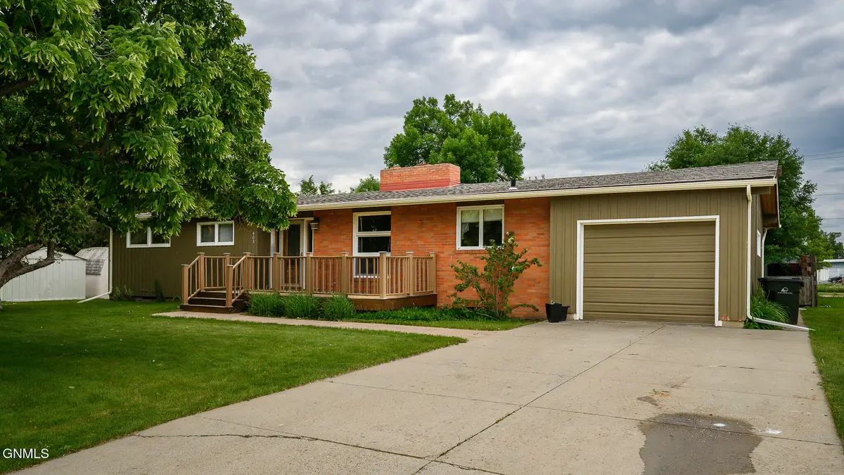 403 3rd Street Nw, Hazen, ND 58545 - #1