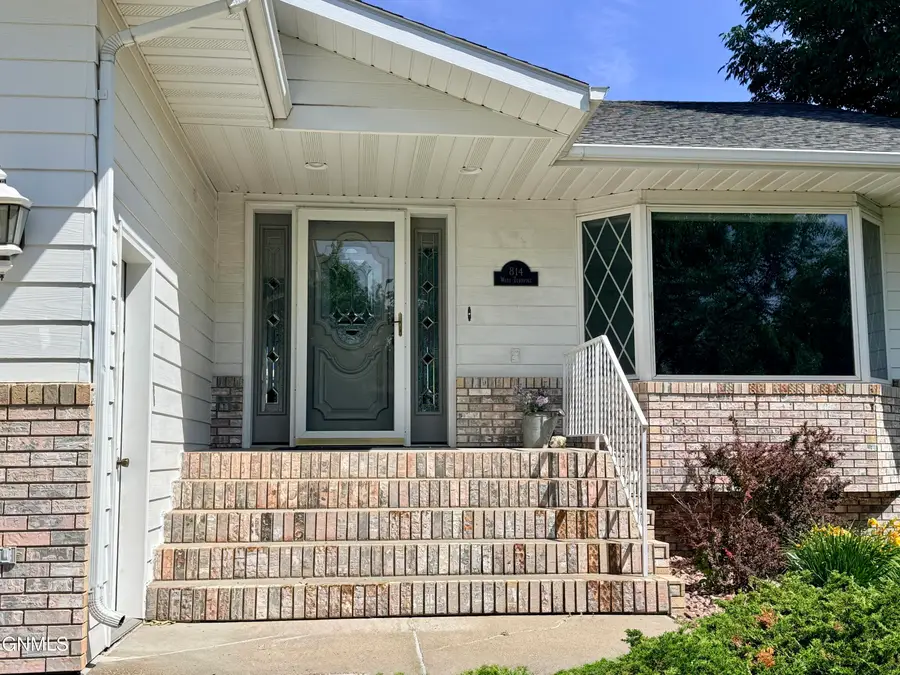 814 W Turnpike Avenue, Bismarck, ND 58501 - #2