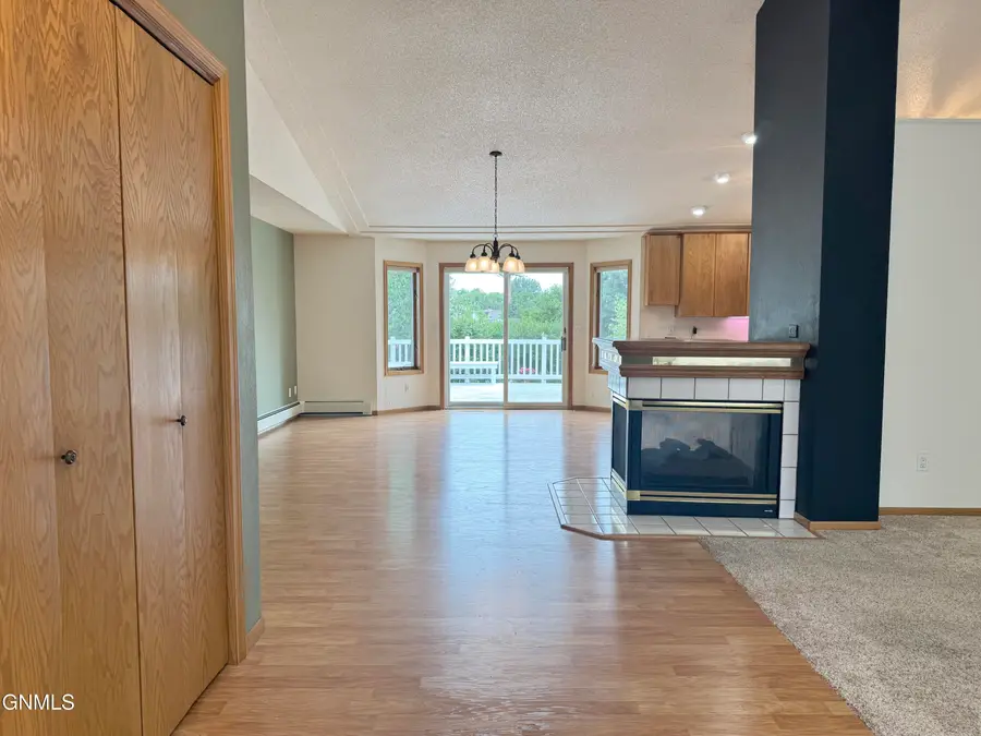 814 W Turnpike Avenue, Bismarck, ND 58501 - #3