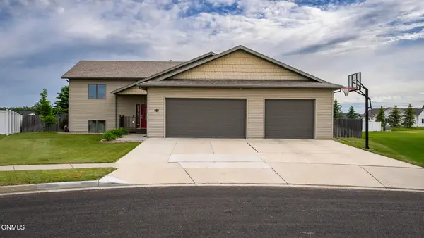 306 Brandenburg Loop, Bismarck, ND 58504