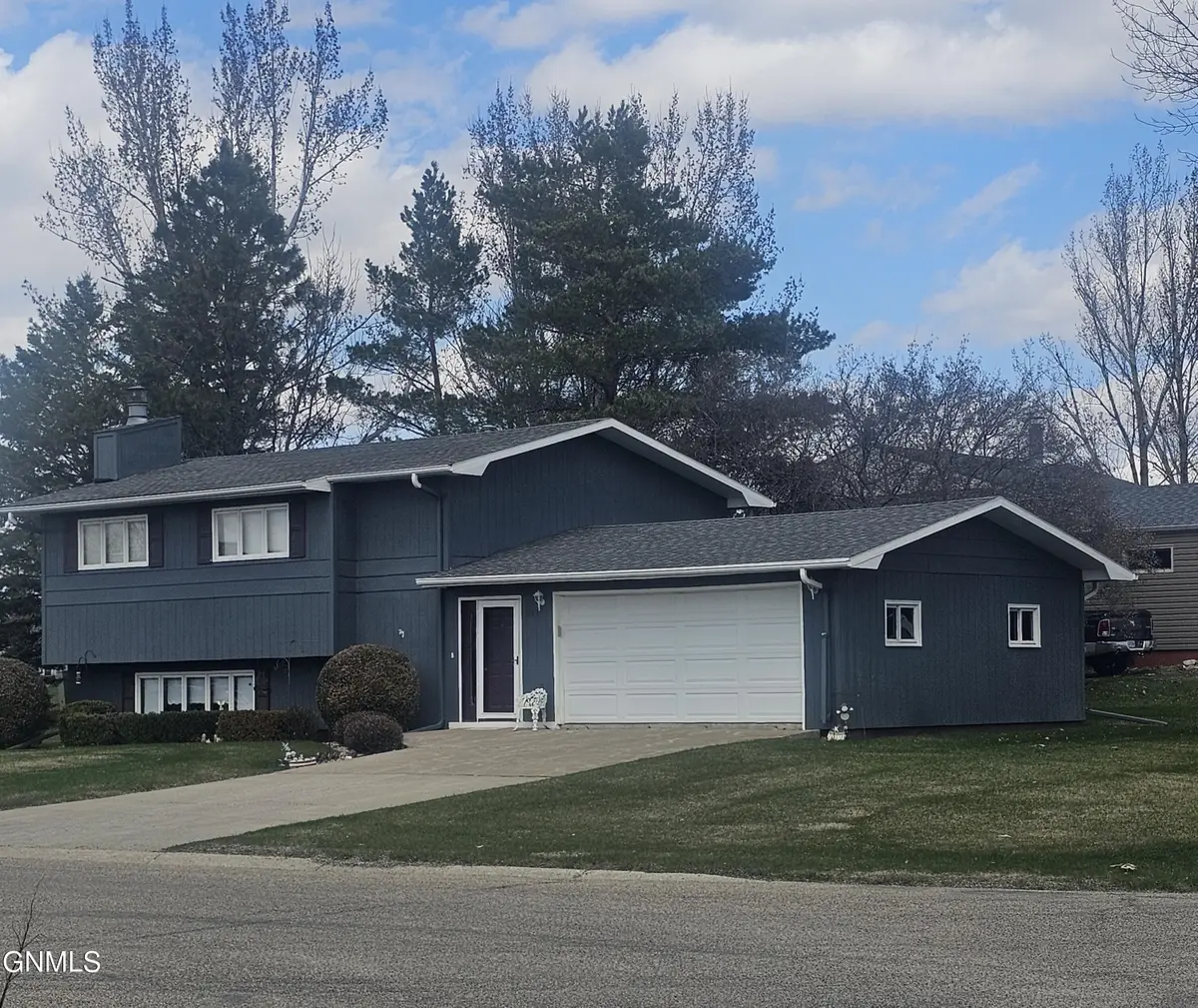 913 13th Avenue Sw, Jamestown, ND 58401 - #1