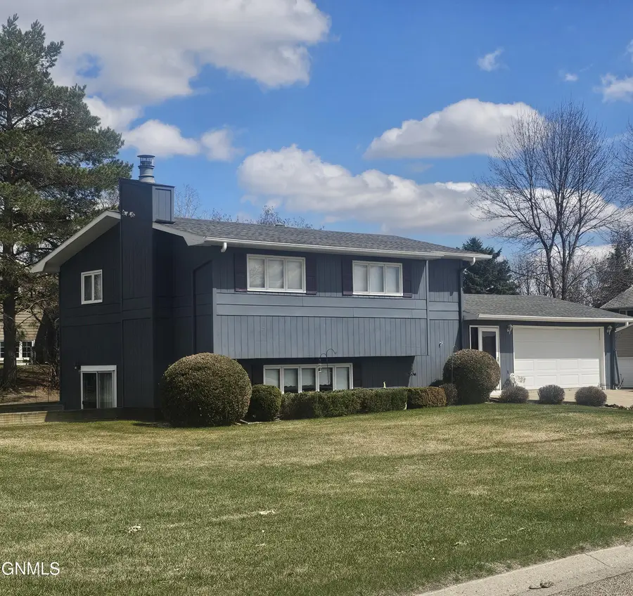 913 13th Avenue Sw, Jamestown, ND 58401 - #2