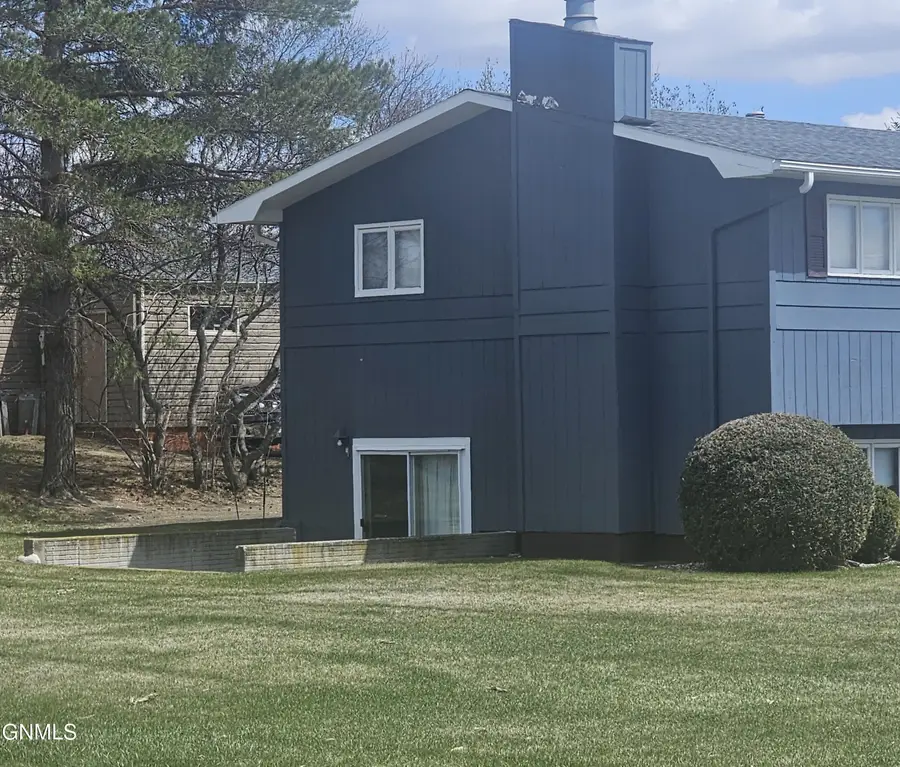 913 13th Avenue Sw, Jamestown, ND 58401 - #3