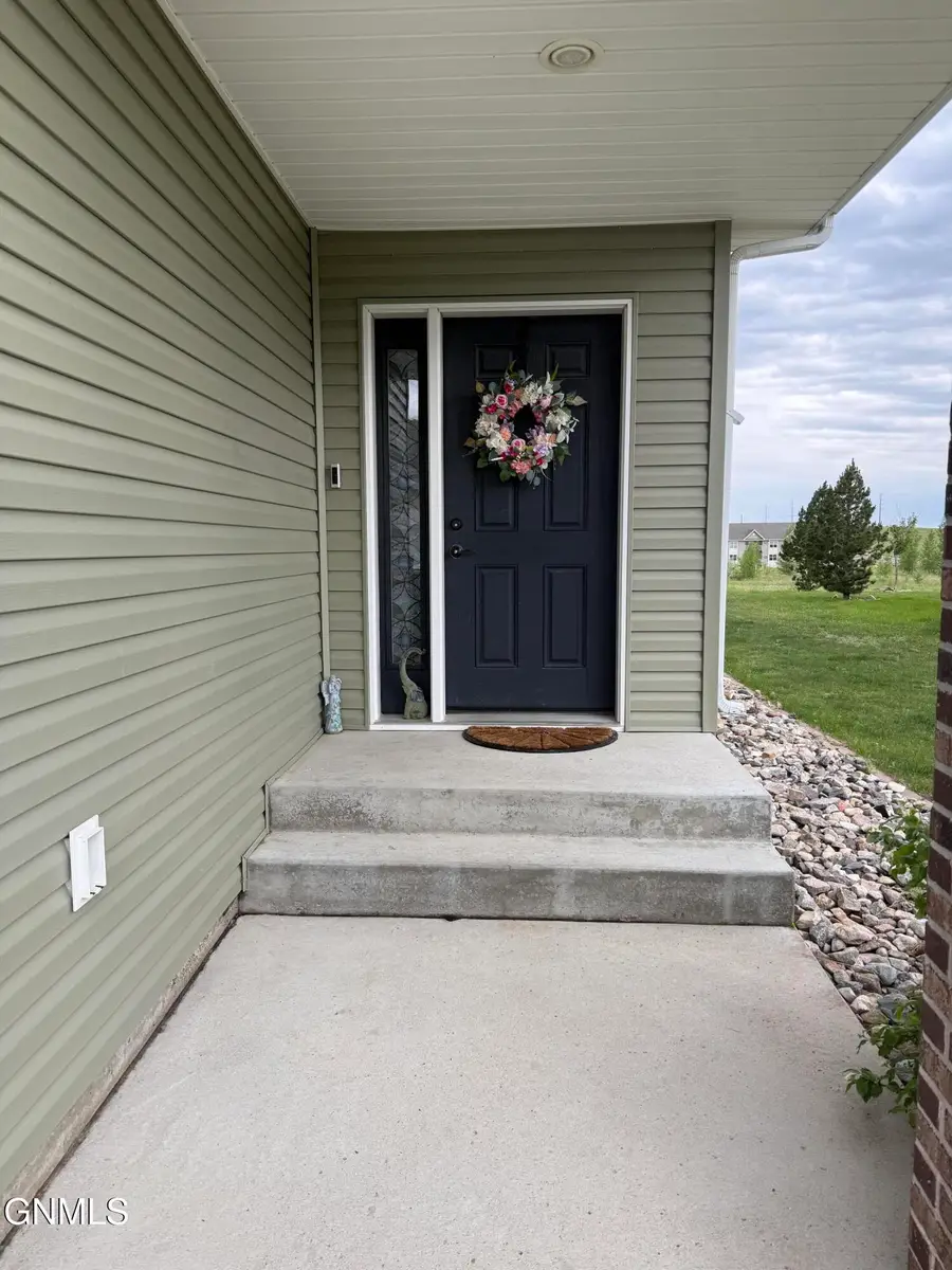 417 8th Street Nw, Watford City, ND 58854 - #2