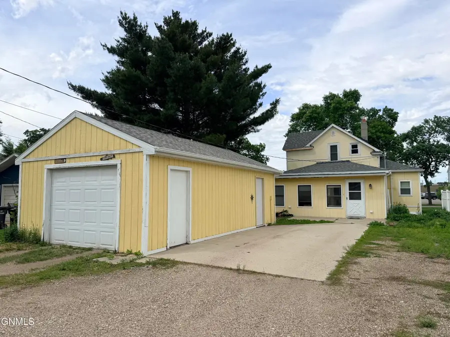 316 4th Avenue Ne, Jamestown, ND 58401 - #3