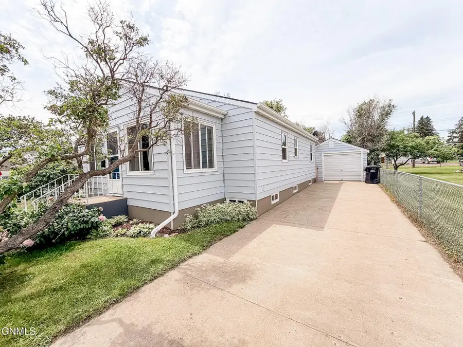 813 8th Avenue W, Williston, ND 58801 - #2