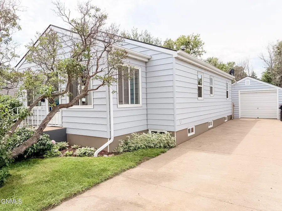 813 8th Avenue W, Williston, ND 58801 - #3