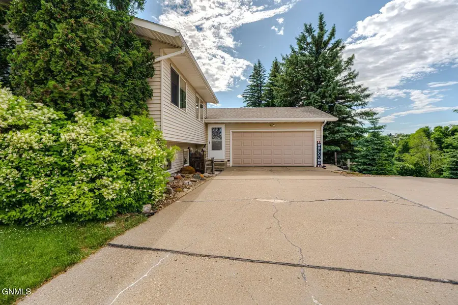 507 9th Avenue Nw, Mandan, ND 58554 - #2