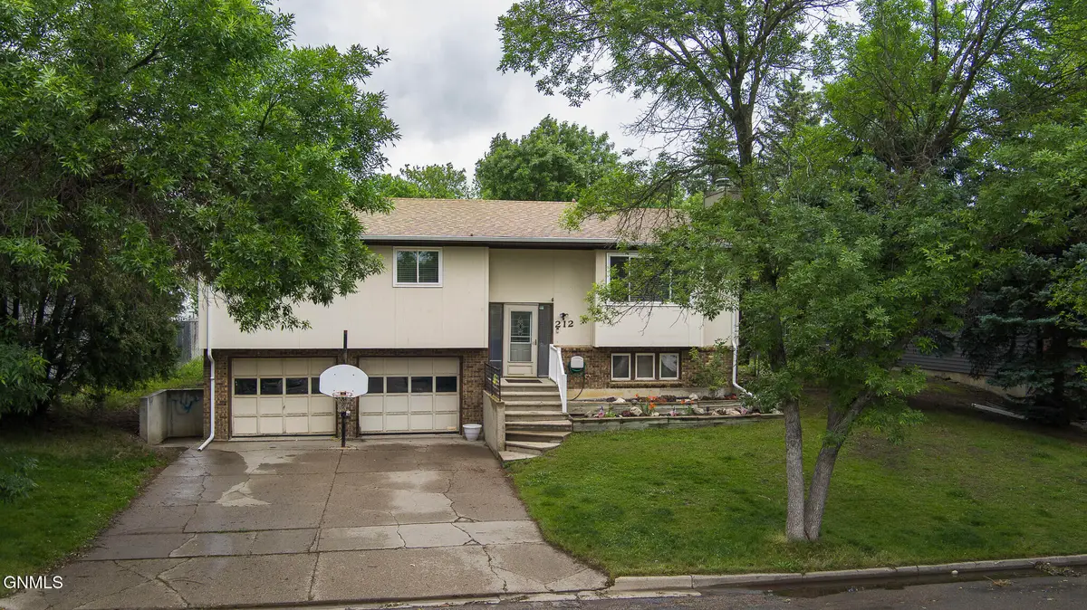 212 10th Street Nw, Beulah, ND 58523 - #1