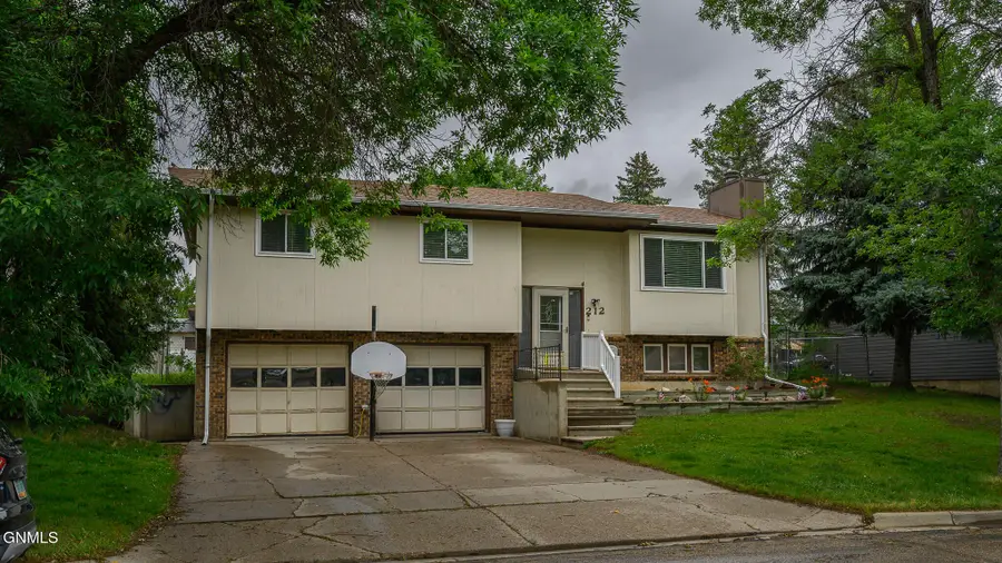 212 10th Street Nw, Beulah, ND 58523 - #2