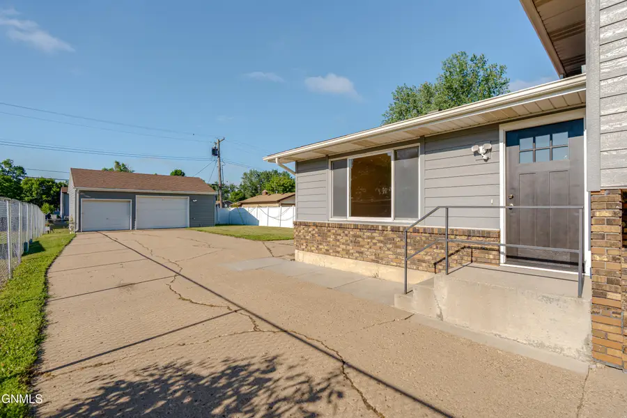 1001 1/2 Jefferson Avenue, Bismarck, ND 58504 - #2